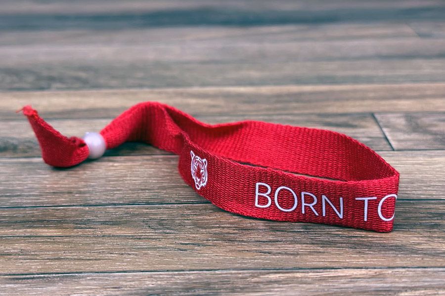Rode festival bandjes van bamboe stof met PET parel sluiting en bedrukking in 1 kleur
